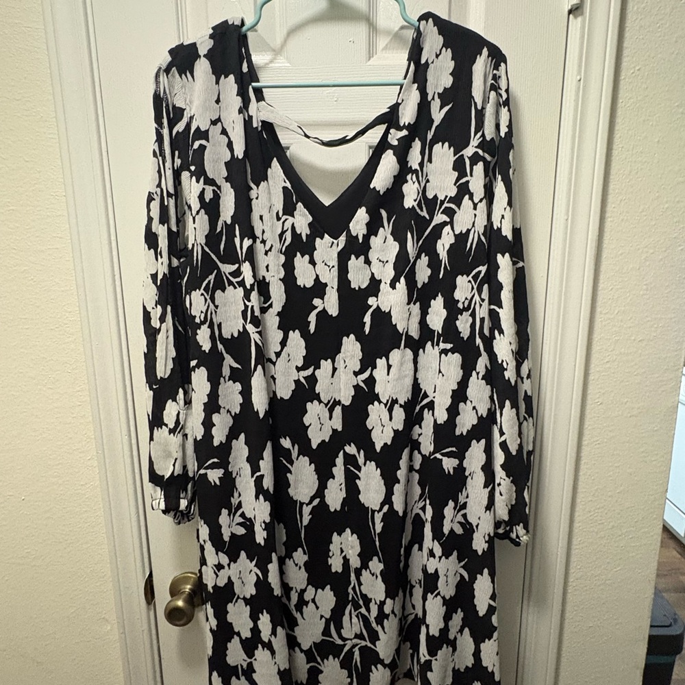 Robbie Bee Black and White Floral V-Neck Top - Picture 4 of 4